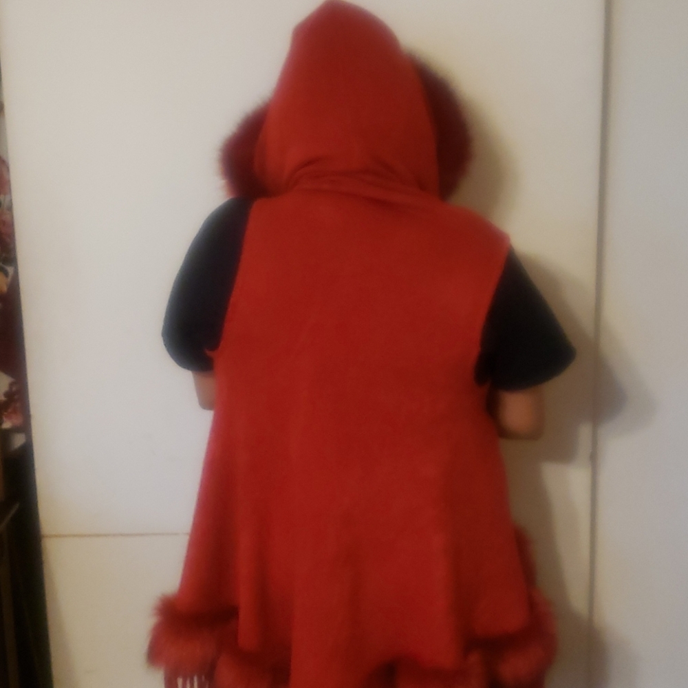Cape - Picture 3 of 3